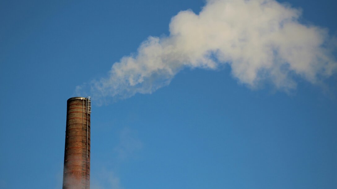 Bild von einem Schornstein aus dem weißer Rauch aufsteigt als Sinnbild für CO2 | © Anne Nygard, Unsplash
