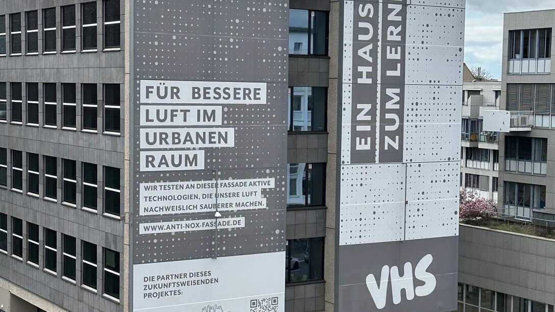 Anti-NOx-Fassade am VHS-Studienhaus in Köln | © Ulrik Eichentopf