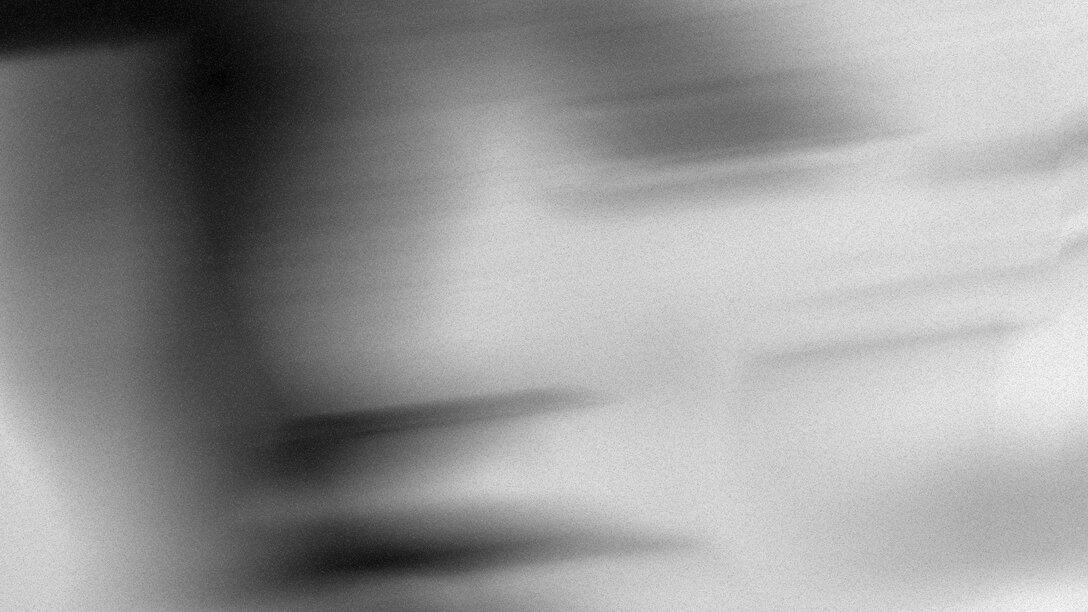 Ein verschwommenes Gesicht als Stielbild für Demenz | © Resource Database, Unsplash