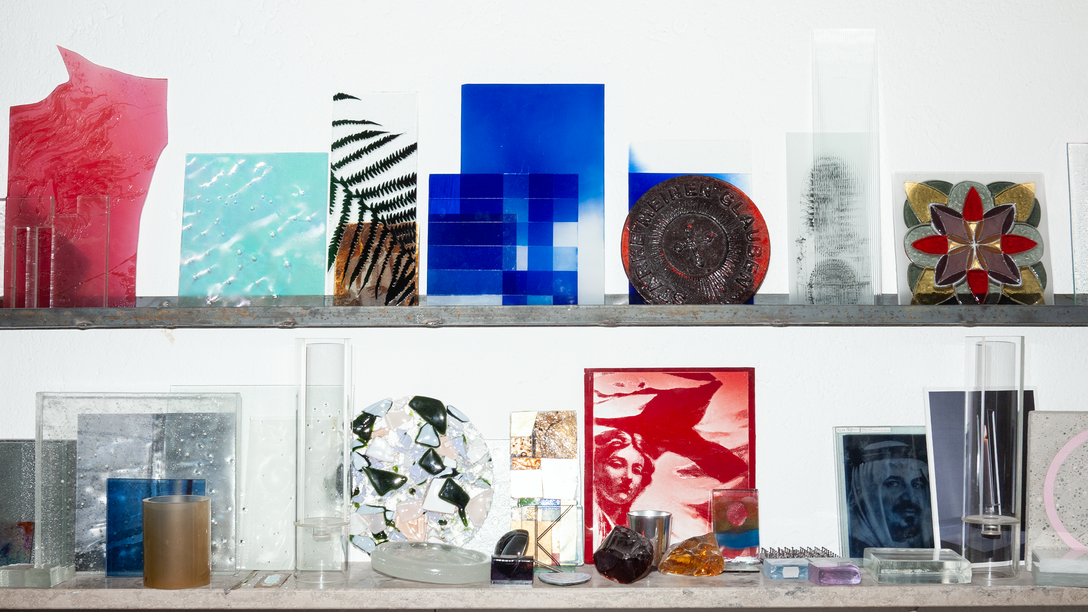 Wandlungsfähigkeit – Glas wird je nach Zusammensetzung bei Temperaturen von mehreren Hundert Grad Celsius formbar, die Farbskala ist nahezu unbegrenzt. Das schafft Spielraum für Kreativität – in Handwerk, Kunst oder Architektur. | © Maria Poursanidou